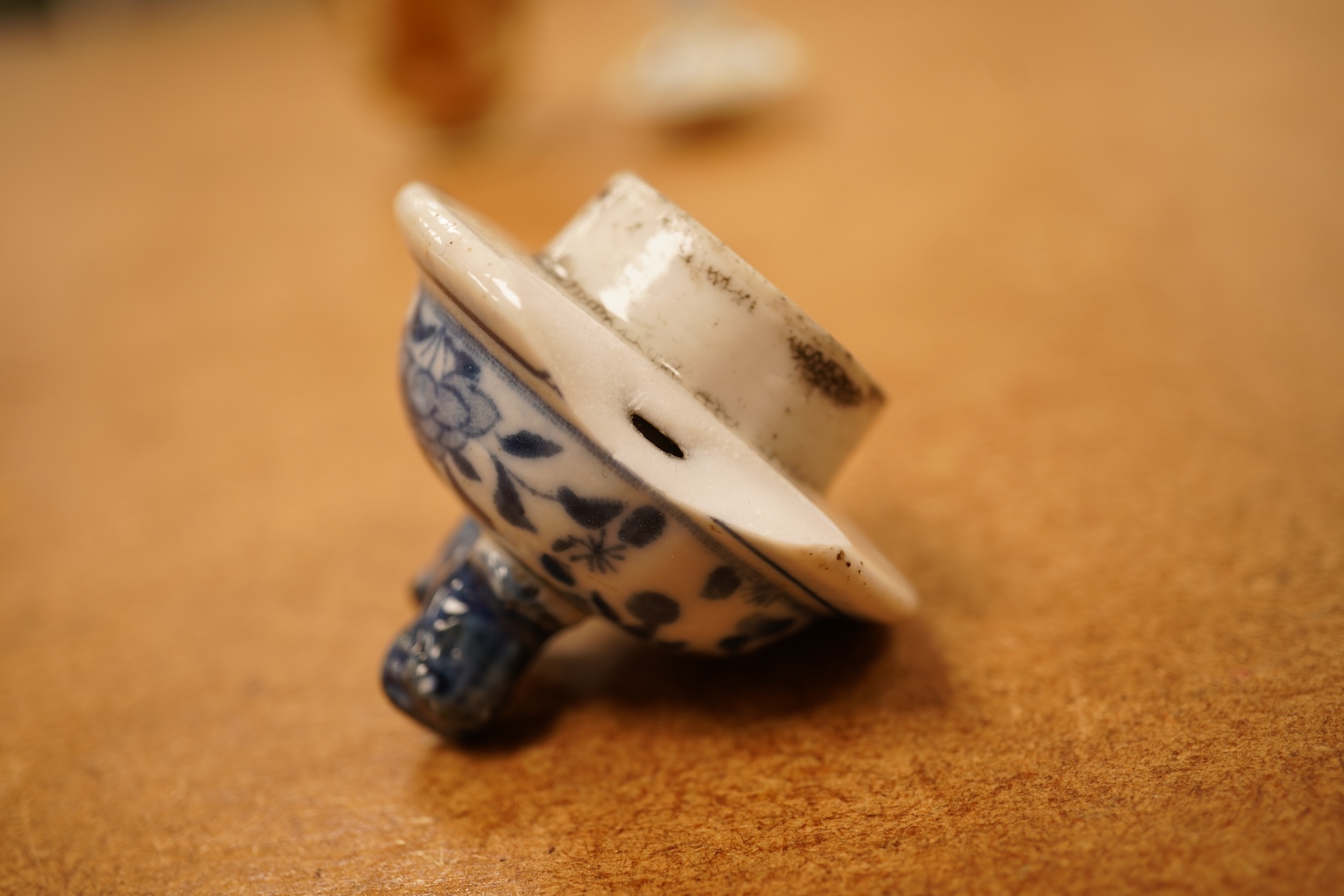 A mixed group of Chinese and Japanese ceramics (6)